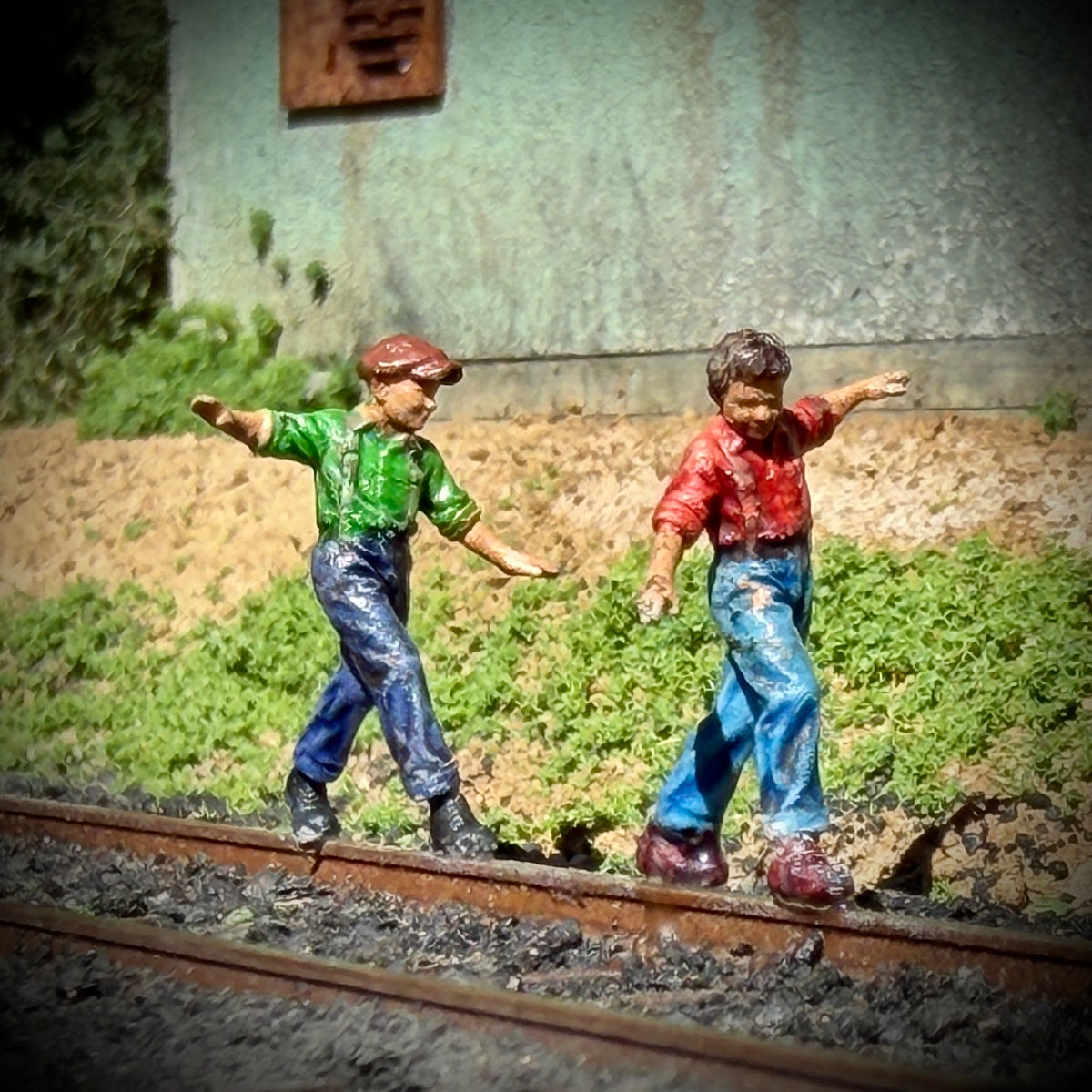Rail Walkers - HO Scale Figures (Set of 2)