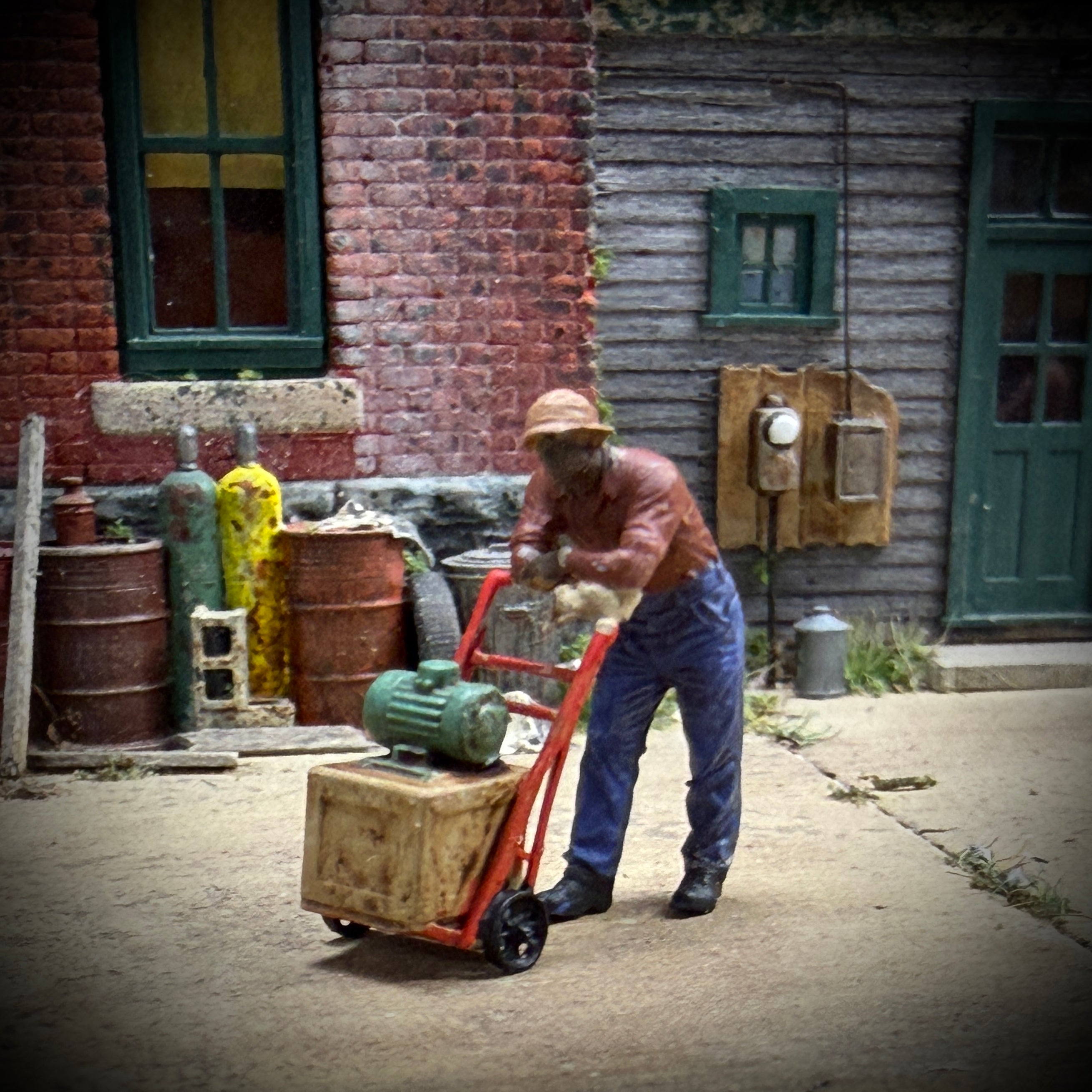 Heavy Motor - HO Scale Figure