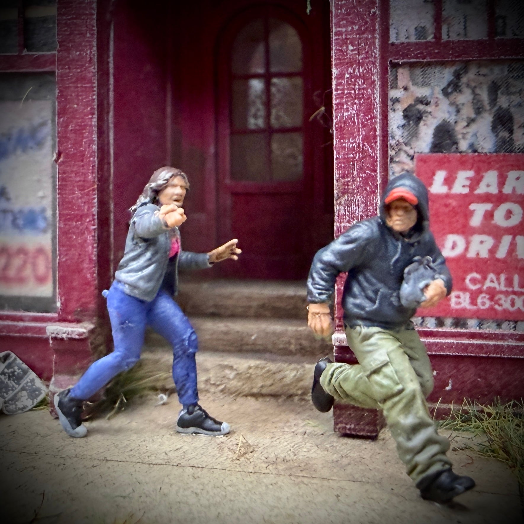 Modern Era Purse Snatch- HO Scale Figures (set of 2)