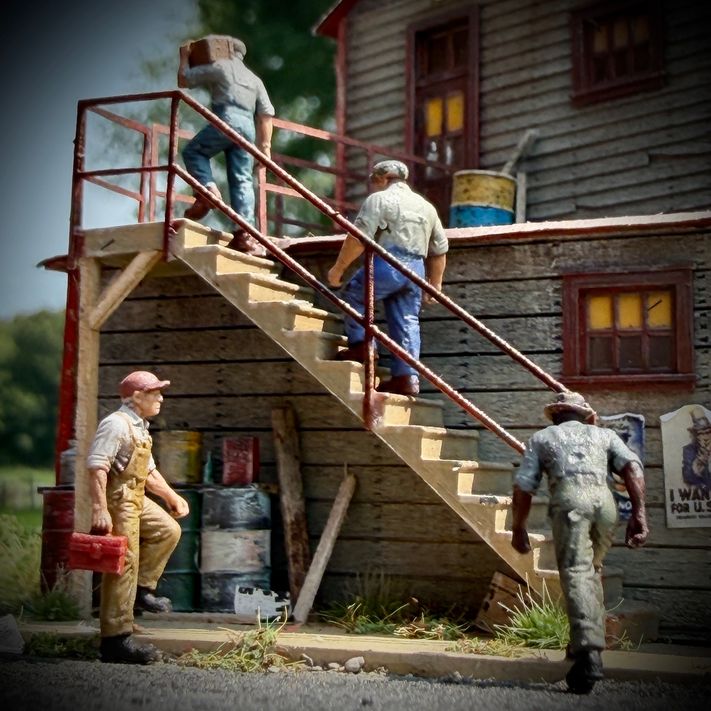 Going Up - HO Scale Figures (Set of 4)