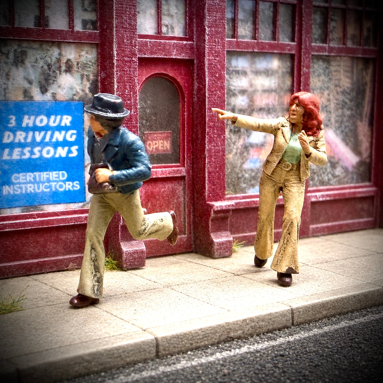 '70's Era Purse Snatch- HO Scale Figures (set of 2)