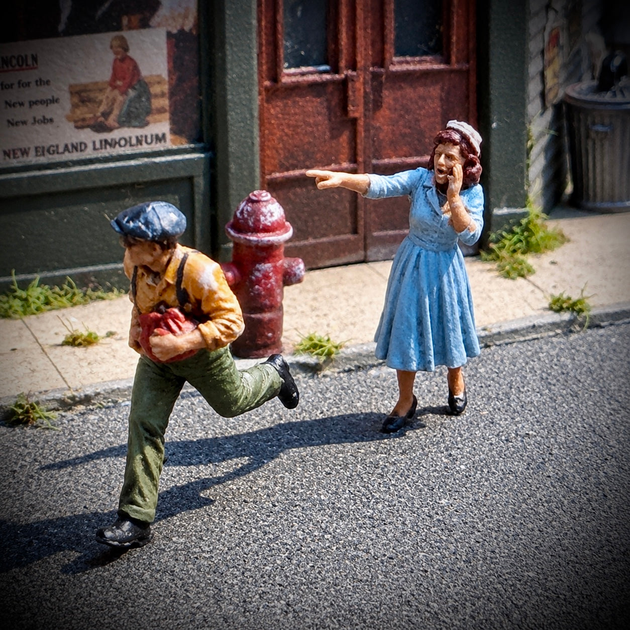 Vintage Era Purse Snatch- HO Scale Figures (set of 2)