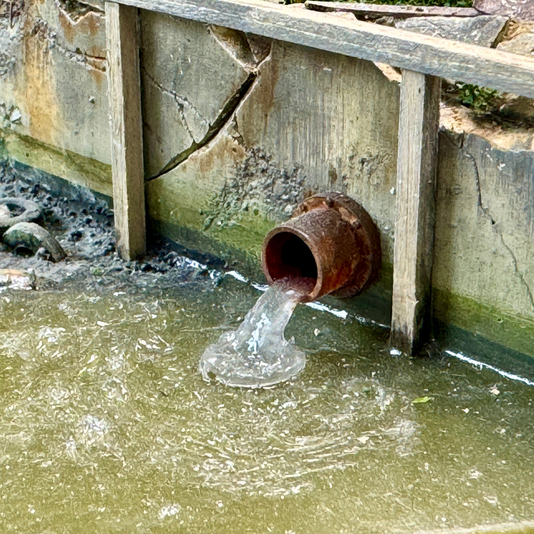 Drain Pipes w/ Water Spilling - Resin Detail Part HO Scale