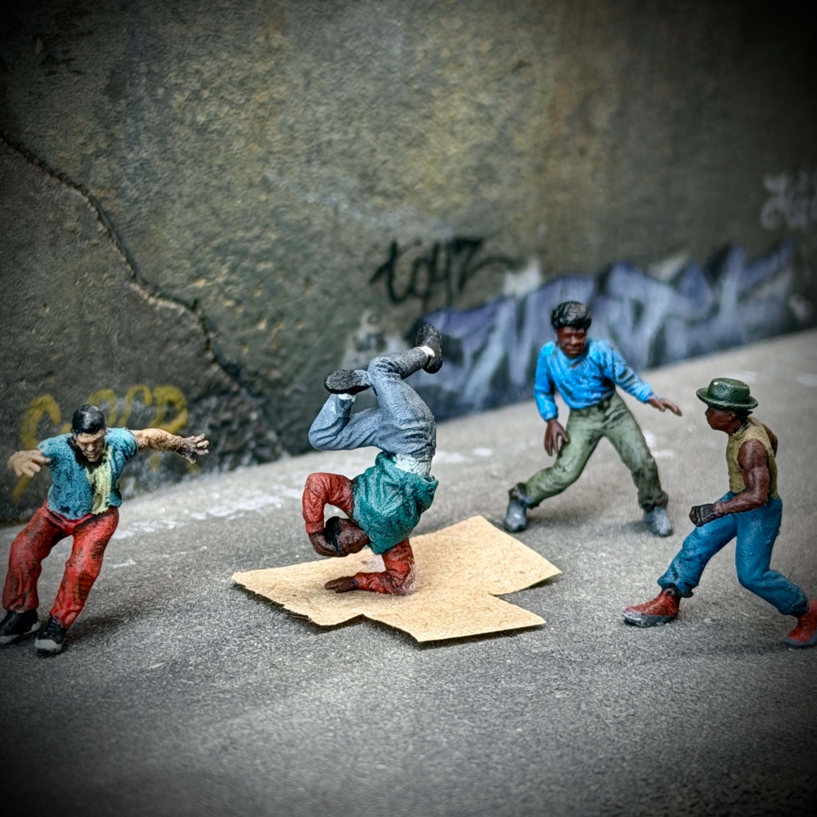 Cardboard Breakdown - HO Scale Figures Set of 4