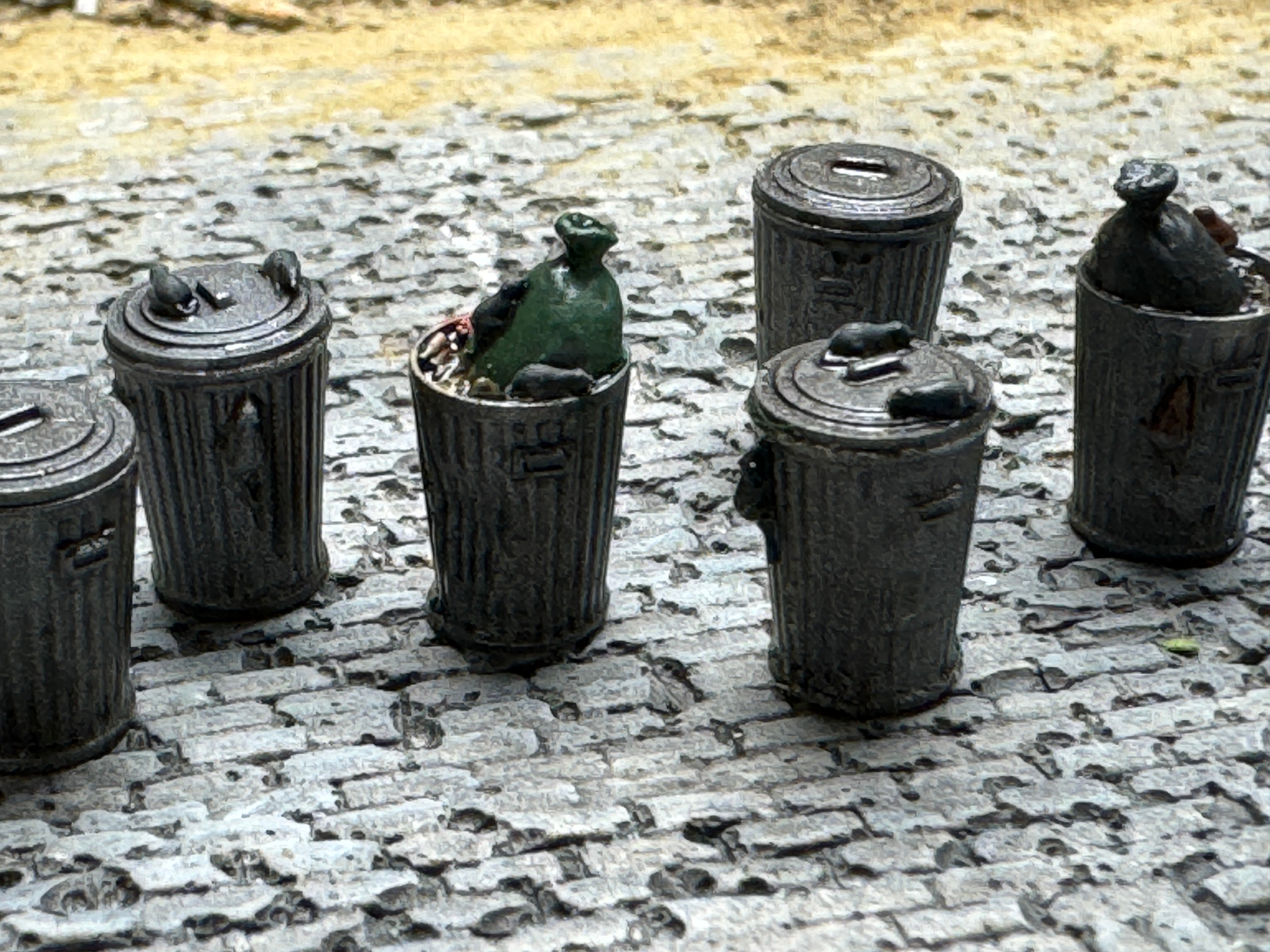 Trash Cans Set 2 w/ Rats- 7pcs  - Resin Detail Part HO Scale