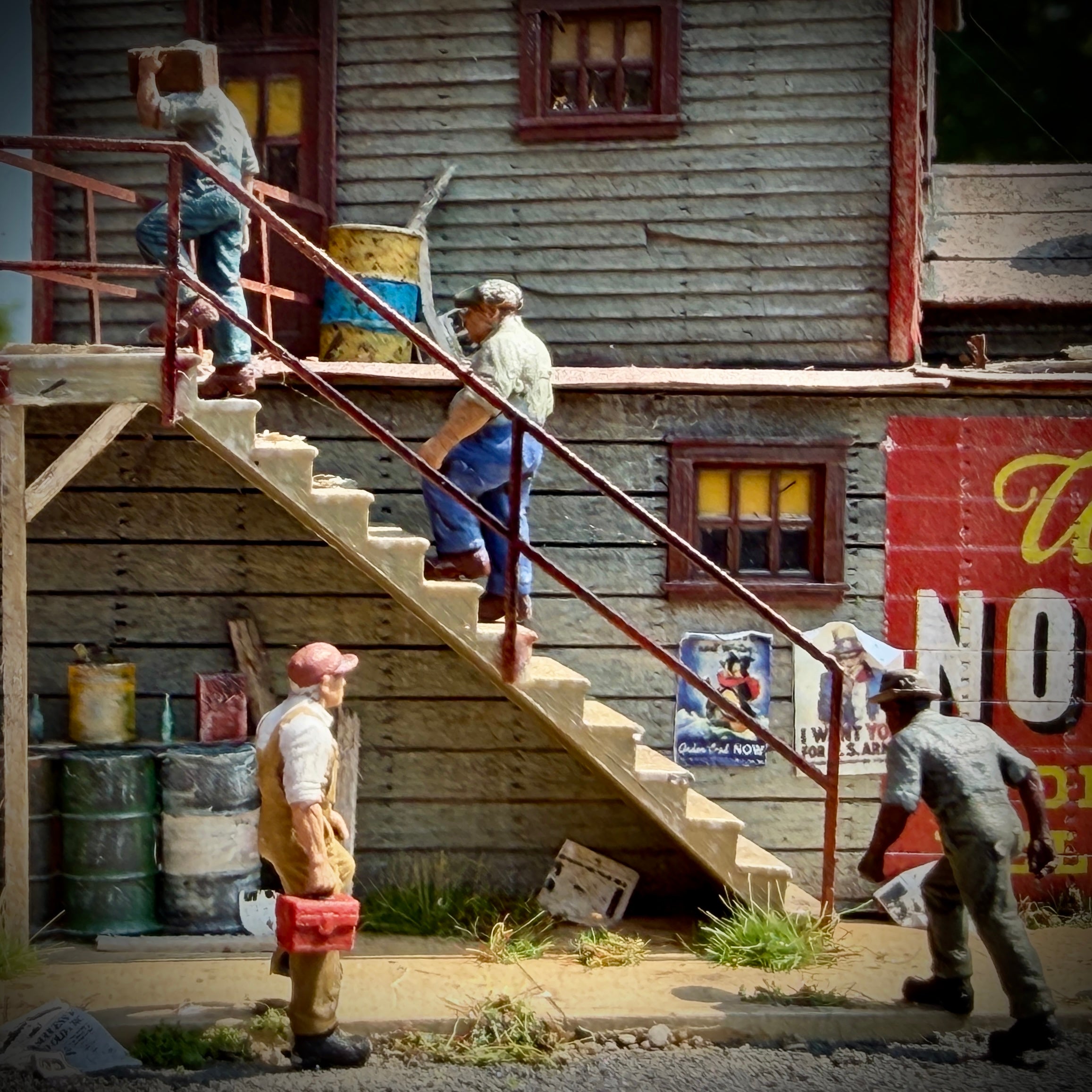 Going Up - HO Scale Figures (Set of 4)